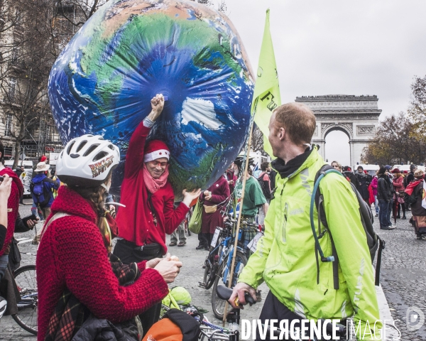 Rassemblement déclarant l Urgence Climatique à la fin de la COP21