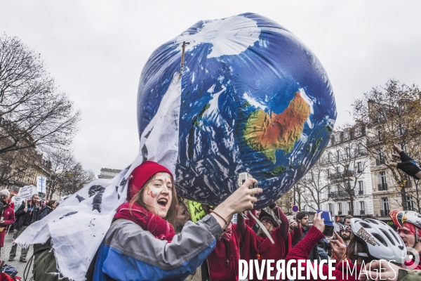 Rassemblement déclarant l Urgence Climatique à la fin de la COP21