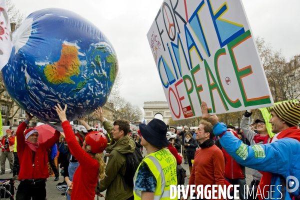 Mobilisation citoyenne pour la defense du climat dans le cadre de la Climate Justice Peace, pour marquer la fin de la COP21