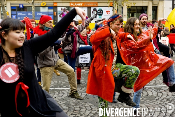 Mobilisation citoyenne pour la defense du climat dans le cadre de la Climate Justice Peace, pour marquer la fin de la COP21