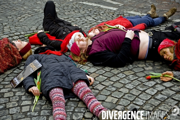 Mobilisation citoyenne pour la defense du climat dans le cadre de la Climate Justice Peace, pour marquer la fin de la COP21