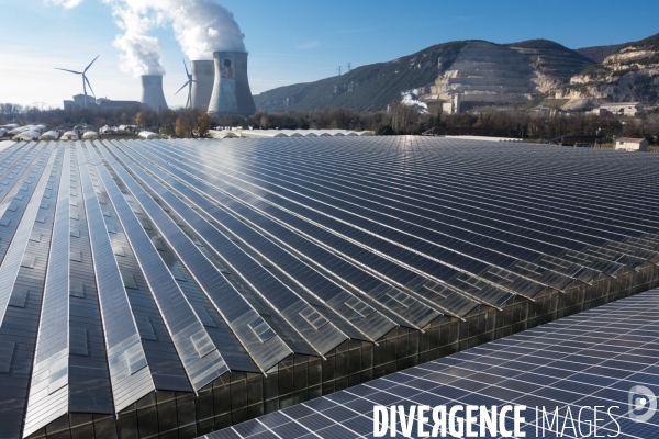 Vue aérienne d une centrale solaire sur serre agricole en Ardèche