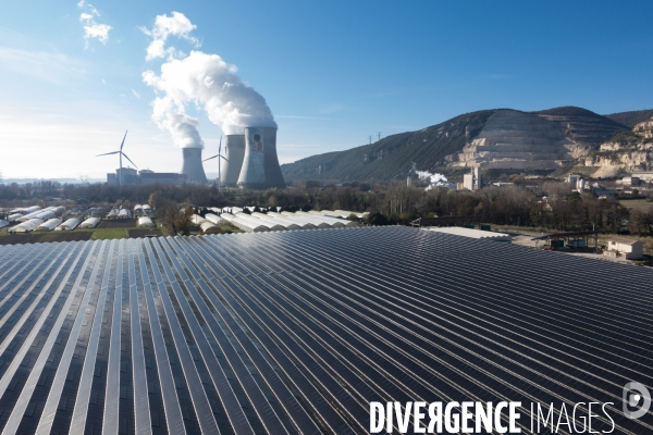 Vue aérienne d une centrale solaire sur serre agricole en Ardèche