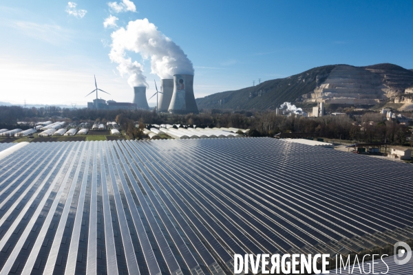 Vue aérienne d une centrale solaire sur serre agricole en Ardèche