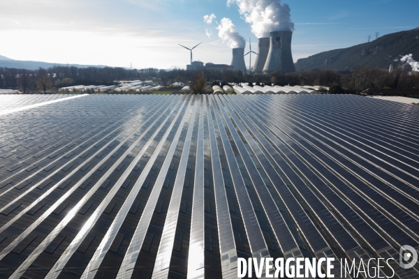 Vue aérienne d une centrale solaire sur serre agricole en Ardèche