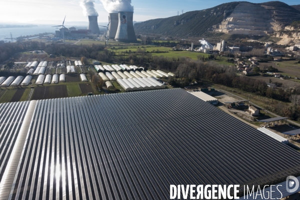 Vue aérienne d une centrale solaire sur serre agricole en Ardèche