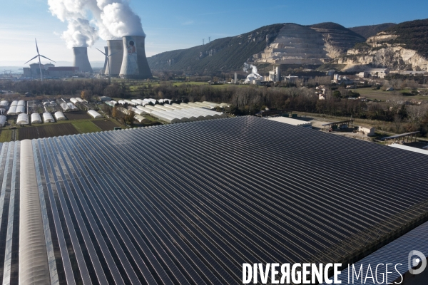 Vue aérienne d une centrale solaire sur serre agricole en Ardèche