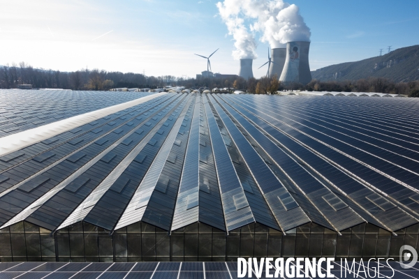 Vue aérienne d une centrale solaire sur serre agricole en Ardèche
