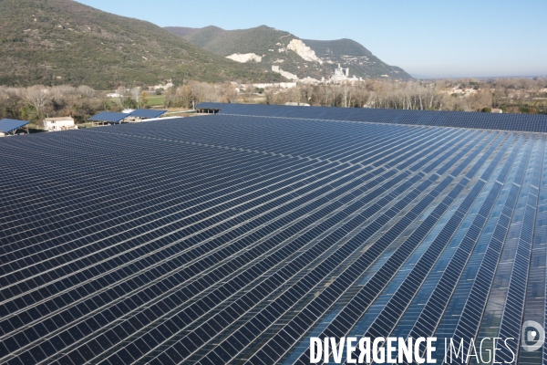 Vue aérienne d une centrale solaire sur serre agricole en Ardèche