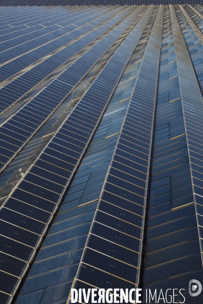 Vue aérienne d une centrale solaire sur serre agricole en Ardèche