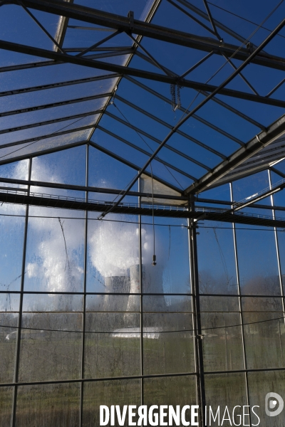 Vue aérienne d une centrale solaire sur serre agricole en Ardèche