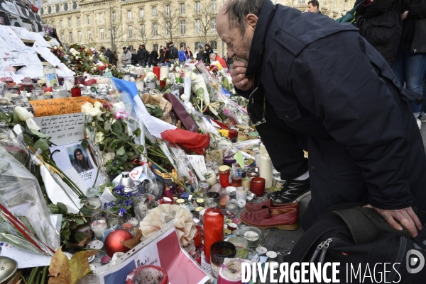 Hommages et offrandes aux victimes des attentats du13 novembre 2015 à Paris. Tributes and offerings to the victims of the murderous attacks to November 13, 2015 in Paris.
