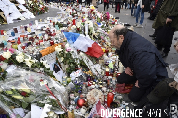 Hommages et offrandes aux victimes des attentats du13 novembre 2015 à Paris. Tributes and offerings to the victims of the murderous attacks to November 13, 2015 in Paris.