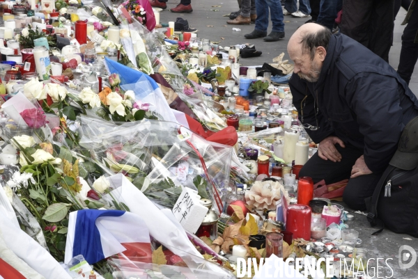 Hommages et offrandes aux victimes des attentats du13 novembre 2015 à Paris. Tributes and offerings to the victims of the murderous attacks to November 13, 2015 in Paris.