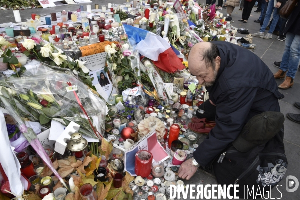 Hommages et offrandes aux victimes des attentats du13 novembre 2015 à Paris. Tributes and offerings to the victims of the murderous attacks to November 13, 2015 in Paris.