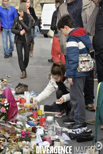Hommages et offrandes aux victimes des attentats du13 novembre 2015 à Paris. Tributes and offerings to the victims of the murderous attacks to November 13, 2015 in Paris.