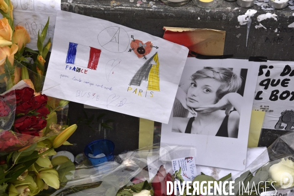 Hommages et offrandes aux victimes des attentats du13 novembre 2015 à Paris. Tributes and offerings to the victims of the murderous attacks to November 13, 2015 in Paris.