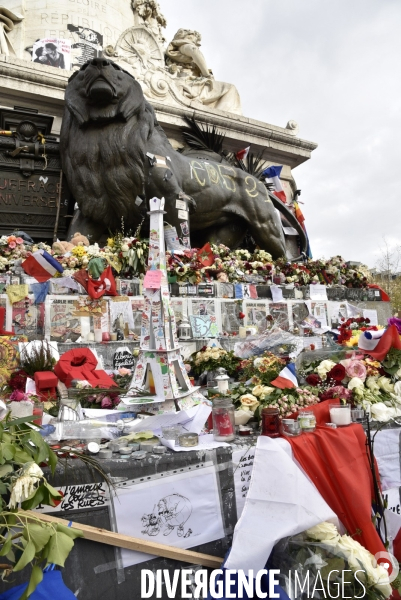 Hommages et offrandes aux victimes des attentats du13 novembre 2015 à Paris. Tributes and offerings to the victims of the murderous attacks to November 13, 2015 in Paris.