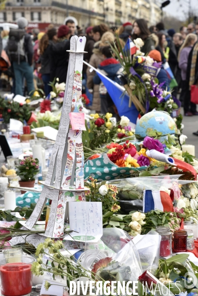 Hommages et offrandes aux victimes des attentats du13 novembre 2015 à Paris. Tributes and offerings to the victims of the murderous attacks to November 13, 2015 in Paris.