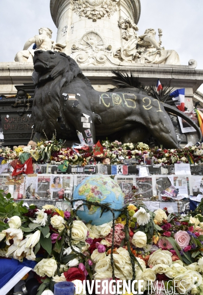 Hommages et offrandes aux victimes des attentats du13 novembre 2015 à Paris. Tributes and offerings to the victims of the murderous attacks to November 13, 2015 in Paris.