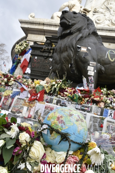Hommages et offrandes aux victimes des attentats du13 novembre 2015 à Paris. Tributes and offerings to the victims of the murderous attacks to November 13, 2015 in Paris.