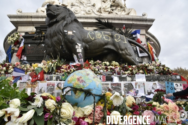 Hommages et offrandes aux victimes des attentats du13 novembre 2015 à Paris. Tributes and offerings to the victims of the murderous attacks to November 13, 2015 in Paris.