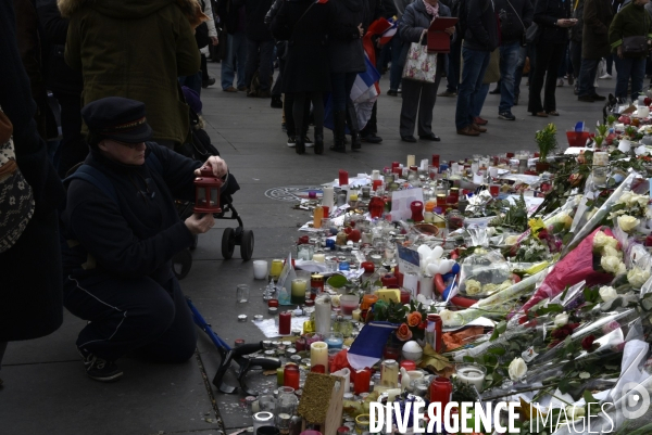 Hommages et offrandes aux victimes des attentats du13 novembre 2015 à Paris. Tributes and offerings to the victims of the murderous attacks to November 13, 2015 in Paris.