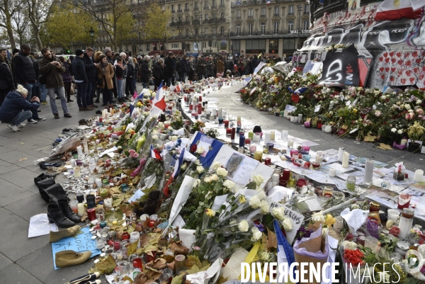 Hommages et offrandes aux victimes des attentats du13 novembre 2015 à Paris. Tributes and offerings to the victims of the murderous attacks to November 13, 2015 in Paris.