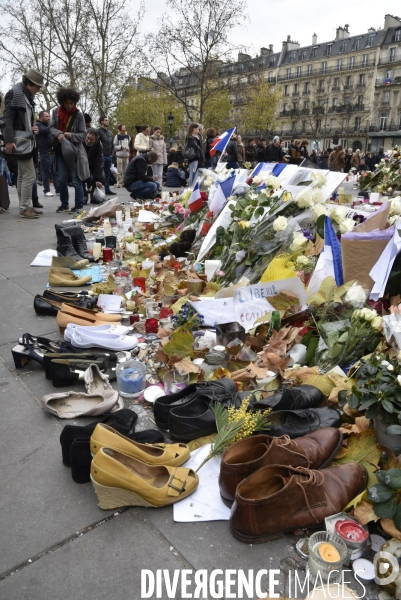 Hommages et offrandes aux victimes des attentats du13 novembre 2015 à Paris. Tributes and offerings to the victims of the murderous attacks to November 13, 2015 in Paris.