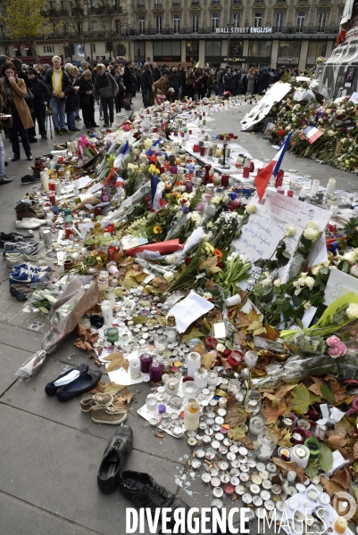 Hommages et offrandes aux victimes des attentats du13 novembre 2015 à Paris. Tributes and offerings to the victims of the murderous attacks to November 13, 2015 in Paris.