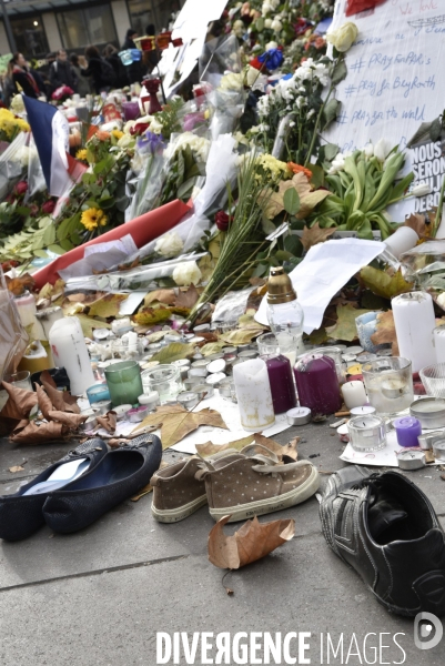 Hommages et offrandes aux victimes des attentats du13 novembre 2015 à Paris. Tributes and offerings to the victims of the murderous attacks to November 13, 2015 in Paris.