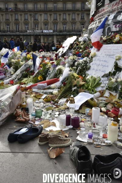 Hommages et offrandes aux victimes des attentats du13 novembre 2015 à Paris. Tributes and offerings to the victims of the murderous attacks to November 13, 2015 in Paris.