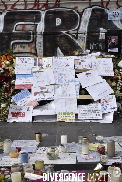 Hommages et offrandes aux victimes des attentats du13 novembre 2015 à Paris. Tributes and offerings to the victims of the murderous attacks to November 13, 2015 in Paris.