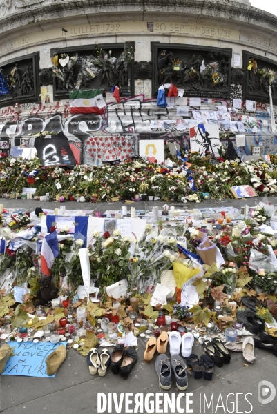 Hommages et offrandes aux victimes des attentats du13 novembre 2015 à Paris. Tributes and offerings to the victims of the murderous attacks to November 13, 2015 in Paris.