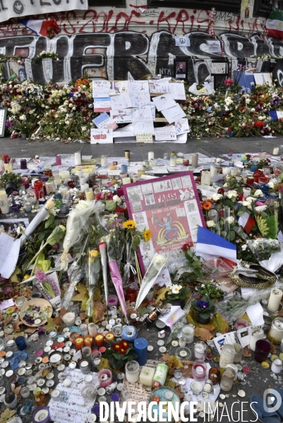 Hommages et offrandes aux victimes des attentats du13 novembre 2015 à Paris. Tributes and offerings to the victims of the murderous attacks to November 13, 2015 in Paris.