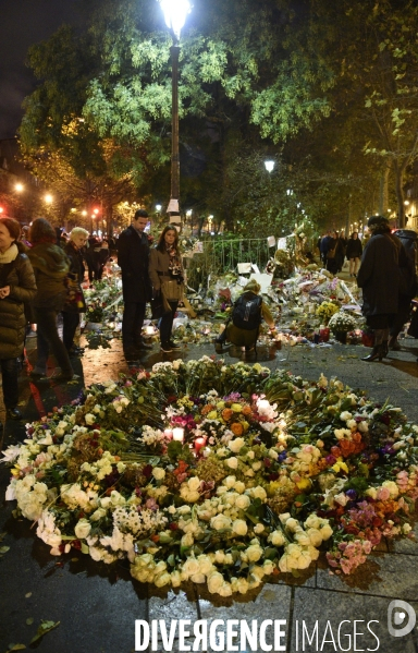 Hommages et offrandes aux victimes des attentats du13 novembre 2015 à Paris. Tributes and offerings to the victims of the murderous attacks to November 13, 2015 in Paris.