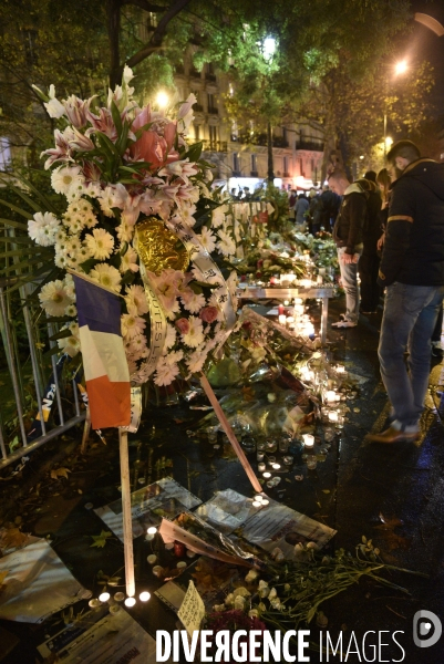 Hommages et offrandes aux victimes des attentats du13 novembre 2015 à Paris. Tributes and offerings to the victims of the murderous attacks to November 13, 2015 in Paris.