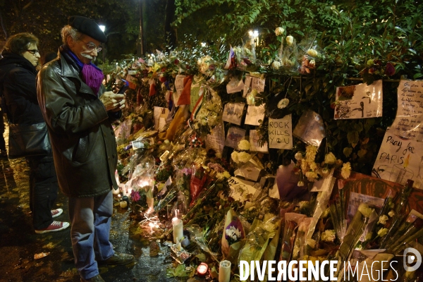 Hommages et offrandes aux victimes des attentats du13 novembre 2015 à Paris. Tributes and offerings to the victims of the murderous attacks to November 13, 2015 in Paris.