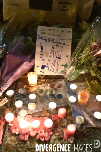 Hommages et offrandes aux victimes des attentats du13 novembre 2015 à Paris. Tributes and offerings to the victims of the murderous attacks to November 13, 2015 in Paris.