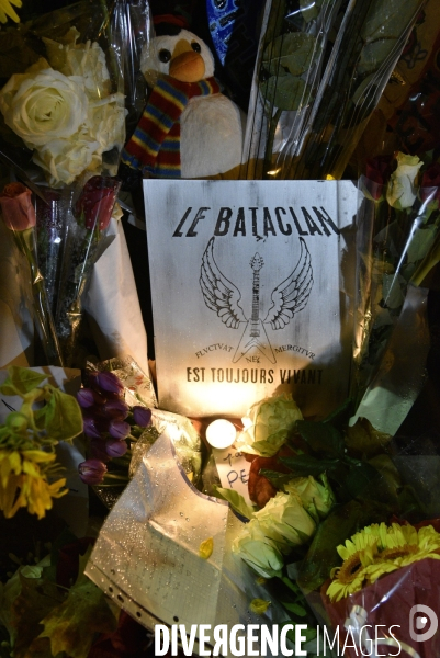 Hommages et offrandes aux victimes des attentats du13 novembre 2015 à Paris. Tributes and offerings to the victims of the murderous attacks to November 13, 2015 in Paris.