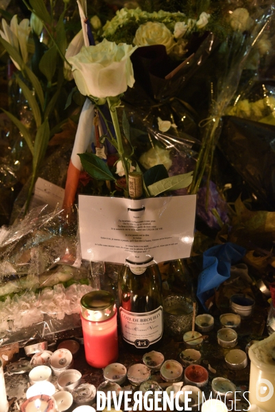 Hommages et offrandes aux victimes des attentats du13 novembre 2015 à Paris. Tributes and offerings to the victims of the murderous attacks to November 13, 2015 in Paris.