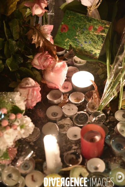 Hommages et offrandes aux victimes des attentats du13 novembre 2015 à Paris. Tributes and offerings to the victims of the murderous attacks to November 13, 2015 in Paris.