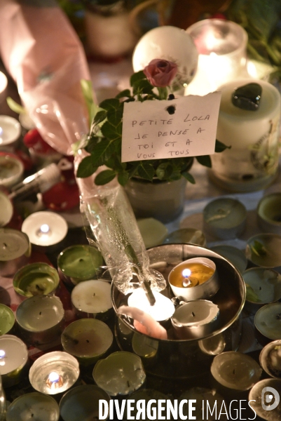 Hommages et offrandes aux victimes des attentats du13 novembre 2015 à Paris. Tributes and offerings to the victims of the murderous attacks to November 13, 2015 in Paris.