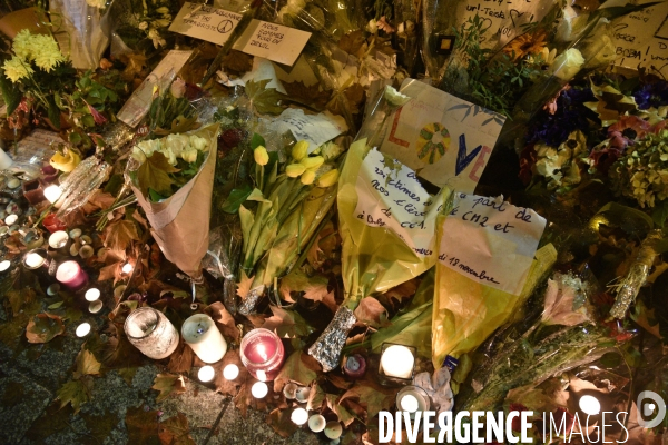 Hommages et offrandes aux victimes des attentats du13 novembre 2015 à Paris. Tributes and offerings to the victims of the murderous attacks to November 13, 2015 in Paris.