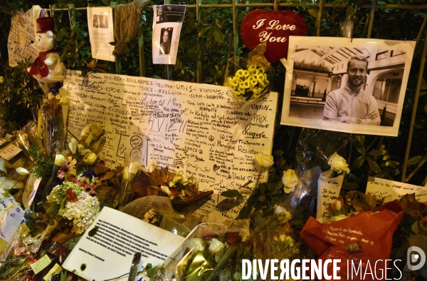 Hommages et offrandes aux victimes des attentats du13 novembre 2015 à Paris. Tributes and offerings to the victims of the murderous attacks to November 13, 2015 in Paris.