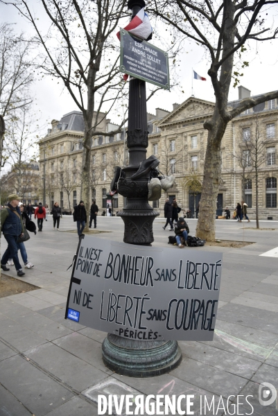 Hommages et offrandes aux victimes des attentats du13 novembre 2015 à Paris. Tributes and offerings to the victims of the murderous attacks to November 13, 2015 in Paris.