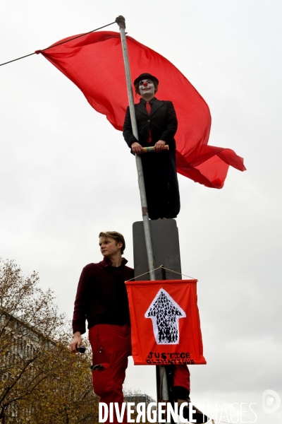 Mobilisation citoyenne pour la defense du climat dans le cadre de la Climate Justice Peace, pour marquer la fin de la COP21