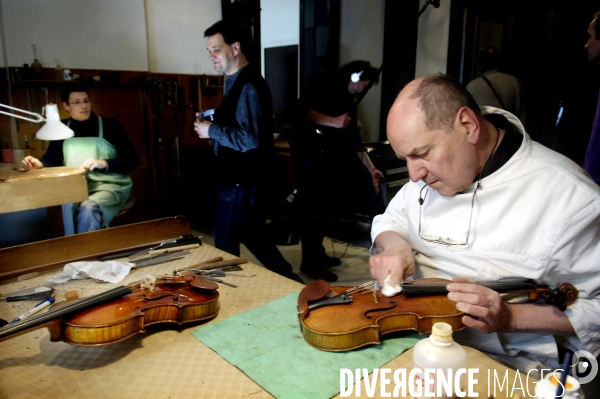 Un Stradivarius dans les ateliers du luthier Jean-Frédéric Schmitt.