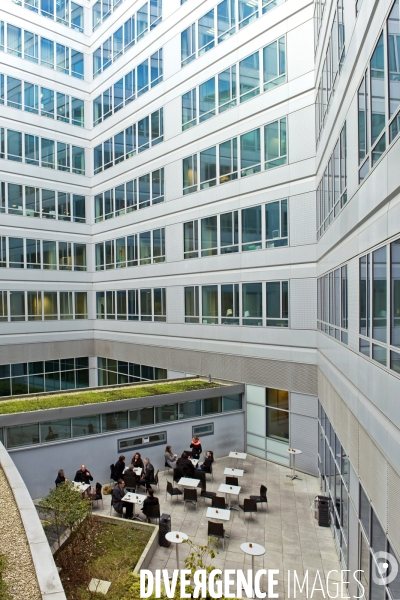 Illustration Decembre2015.La vie de bureau.Terrasse cafeteria dans une cour interieure d un immeuble de bureaux