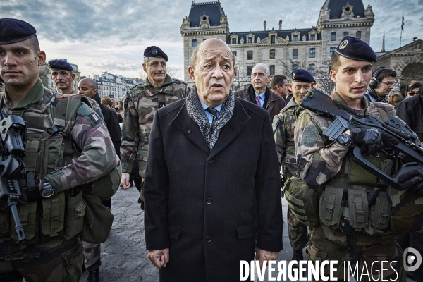 Jean-Yves Le Drian rend visite aux forces de l ordre et à l armée